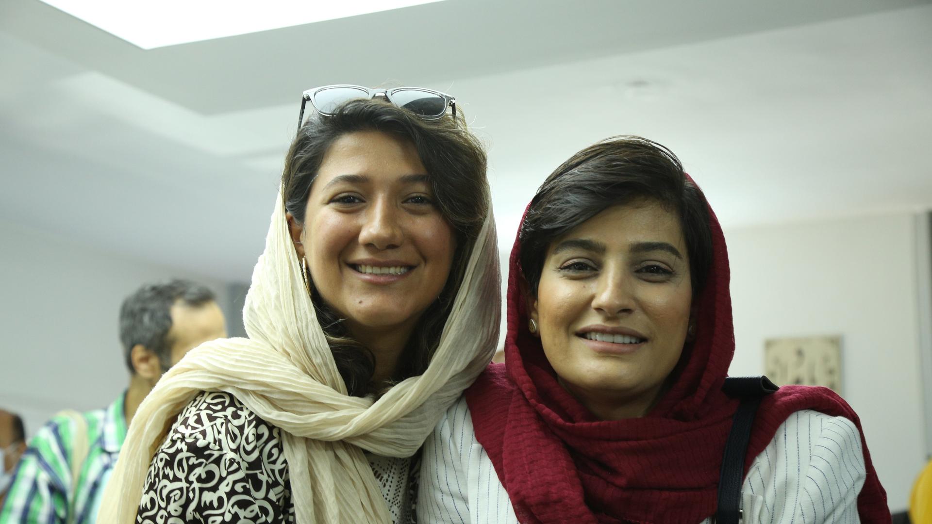 Die Journalistinnen Nilufar Hamedi (l) und Elaheh Mohammadi (r) stehen im August 2022 nebeneinander