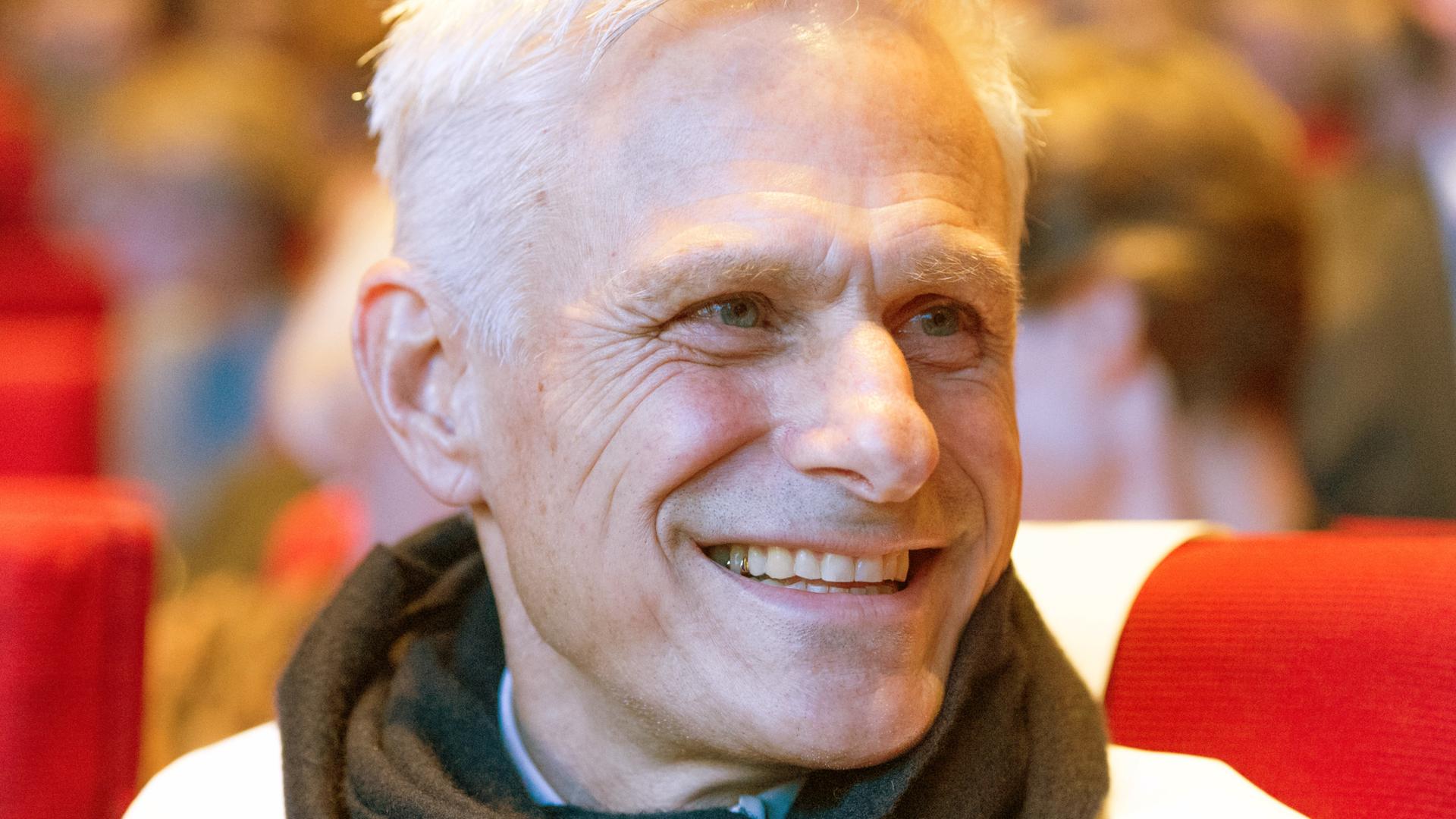 Der Schriftsteller Rainald Goetz lächelt, während er mit dem Georg-Büchner-Preis der Deutschen Akademie für Sprache und Dichtung ausgezeichnet wird.