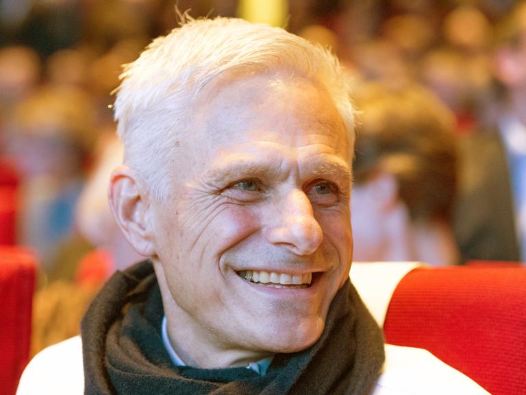 Der Schriftsteller Rainald Goetz lächelt, während er mit dem Georg-Büchner-Preis der Deutschen Akademie für Sprache und Dichtung ausgezeichnet wird.