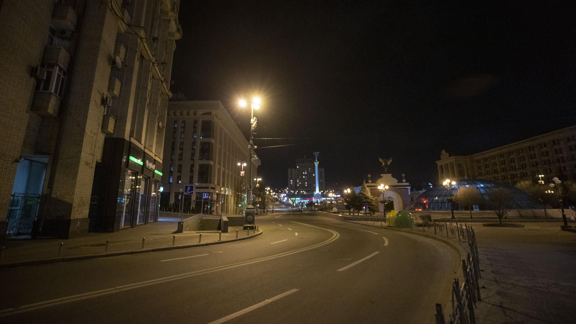 Eine leere Straße nach Beginn der Ausgangssperre in Kiew 