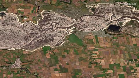 Satellitenbild eines ausgetrockneten Stausees.