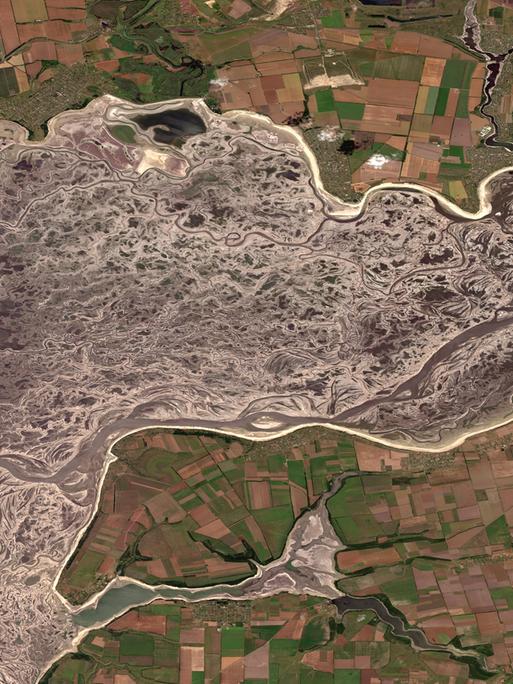 Satellitenbild eines ausgetrockneten Stausees.