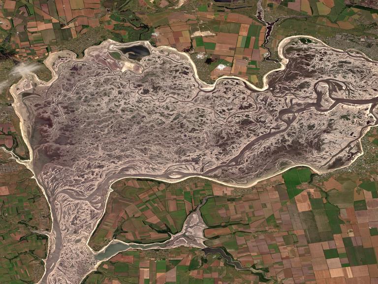 Satellitenbild eines ausgetrockneten Stausees.