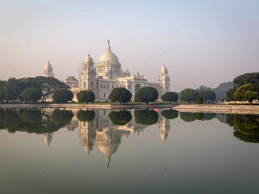 Die Victoria Memorial Hall in Kalkutta. Sie wurde zwischen 1906 and 1921in Erinnerung an Königin Victoria gebaut.