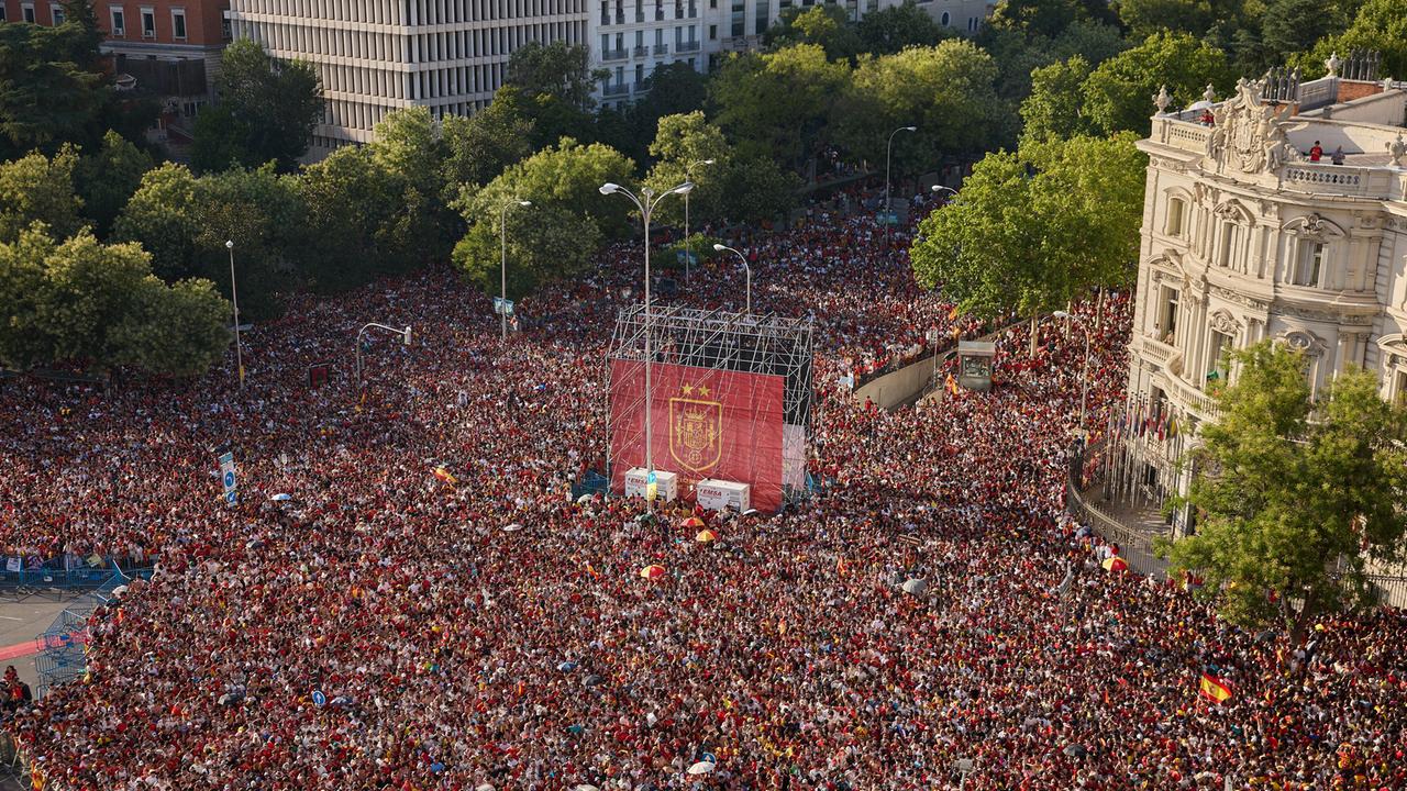 Allein am Cibeles-Platz in Madrid, wo die WM-Party ihren Höhepunkt haben sollte, warten nach Schätzung der Hauptstadt-Behörden rund 120.000 Menschen - meist in roten Hemden.