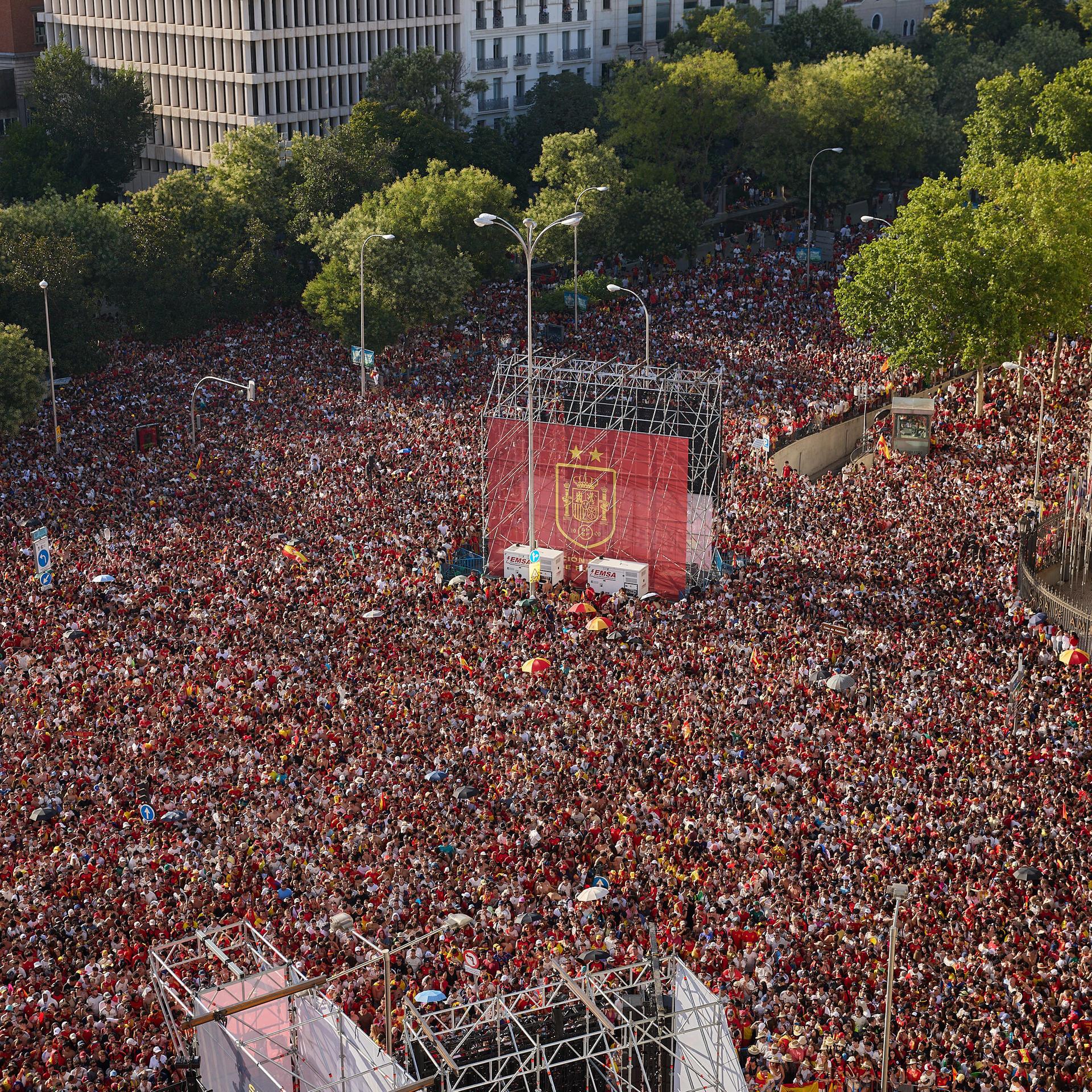 Allein am Cibeles-Platz in Madrid, wo die WM-Party ihren Höhepunkt haben sollte, warten nach Schätzung der Hauptstadt-Behörden rund 120.000 Menschen - meist in roten Hemden.