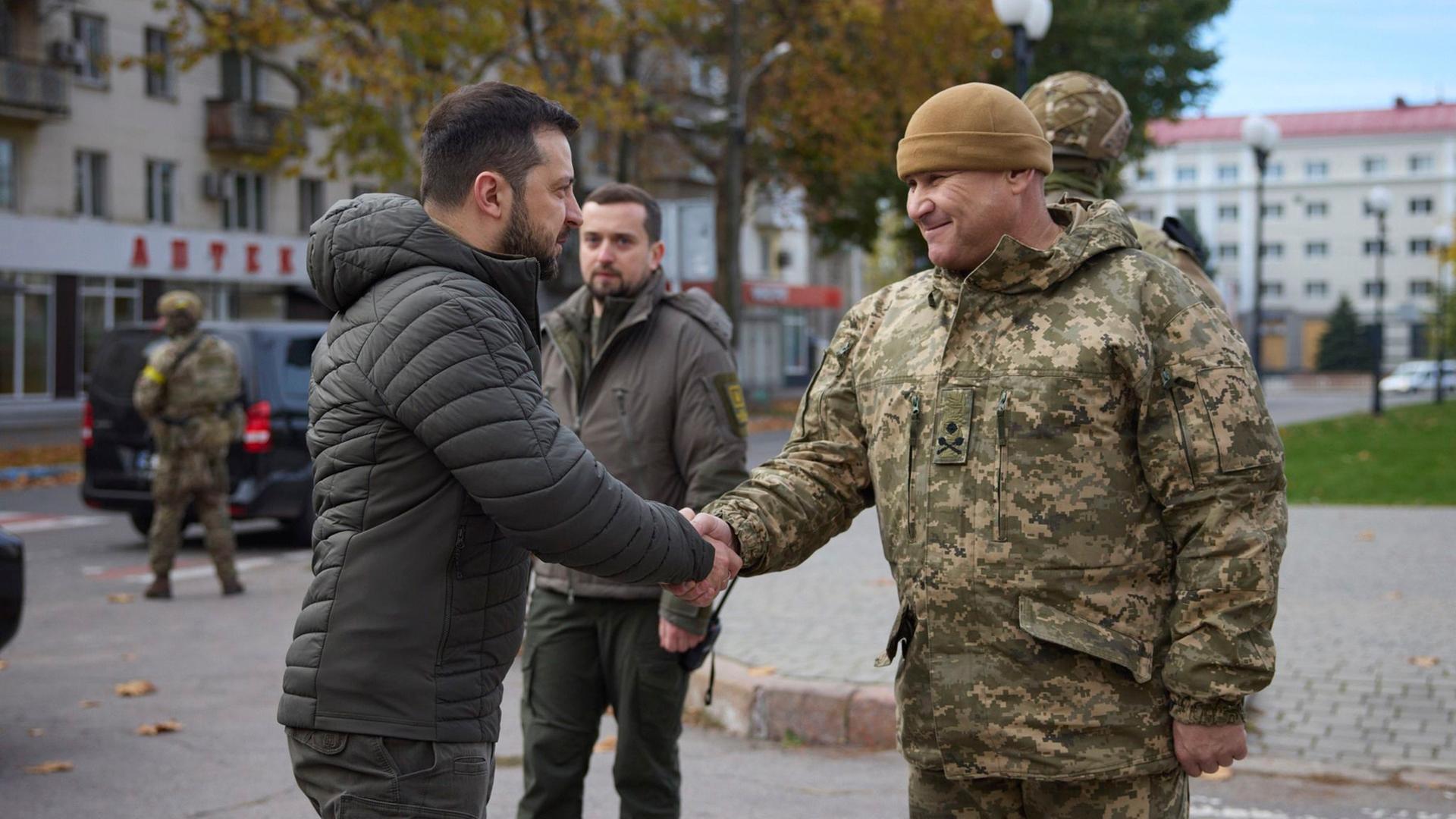 Ukraine, Cherson: Wolodymyr Selenskyj (l), Präsident der Ukraine, besucht Cherson. Unter dem Druck erfolgreicher ukrainischer Gegenoffensiven war die russische Armee am Freitag, 11.11.22, komplett vom rechten Ufer des Flusses Dnipro abgezogen. Ukraine, Cherson: Wolodymyr Selenskyj (l), Präsident der Ukraine, besucht Cherson. Unter dem Druck erfolgreicher ukrainischer Gegenoffensiven war die russische Armee am Freitag, 11.11.22, komplett vom rechten Ufer des Flusses Dnipro abgezogen.