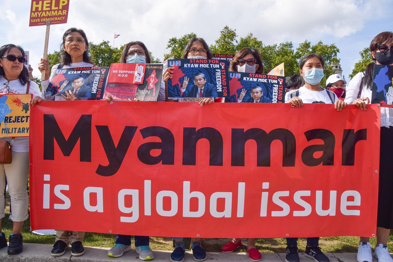 „Myanmar ist ein weltweites Thema“, steht auf einem Plakat während einer Demonstration im September in London. 