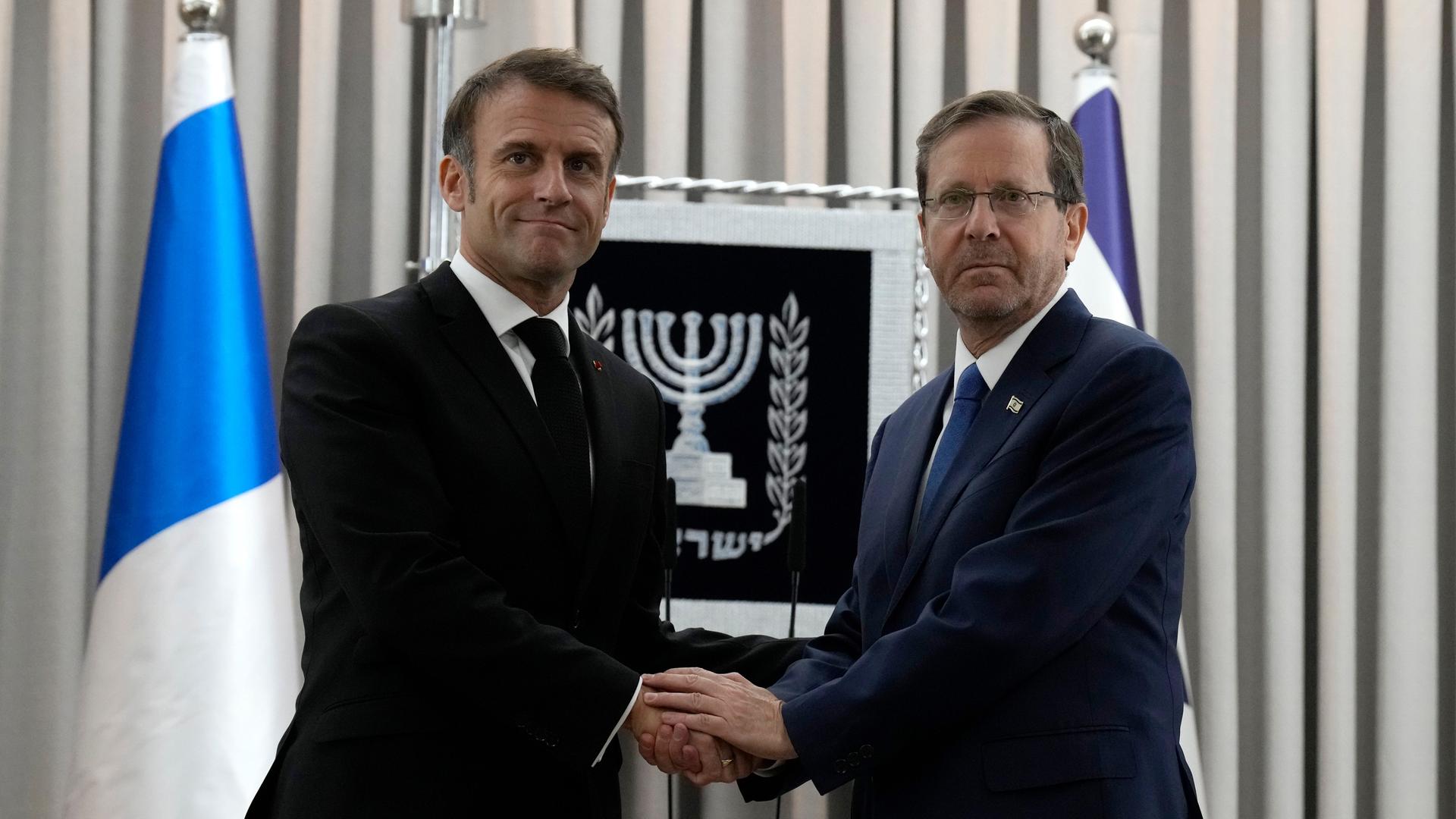Israel, Jerusalem: Der französische Präsident Emmanuel Macron, links, und Israels Präsident Isaac Herzog schütteln sich die Hände. Israel, Jerusalem: Der französische Präsident Emmanuel Macron, links, und Israels Präsident Isaac Herzog schütteln sich die Hände.
