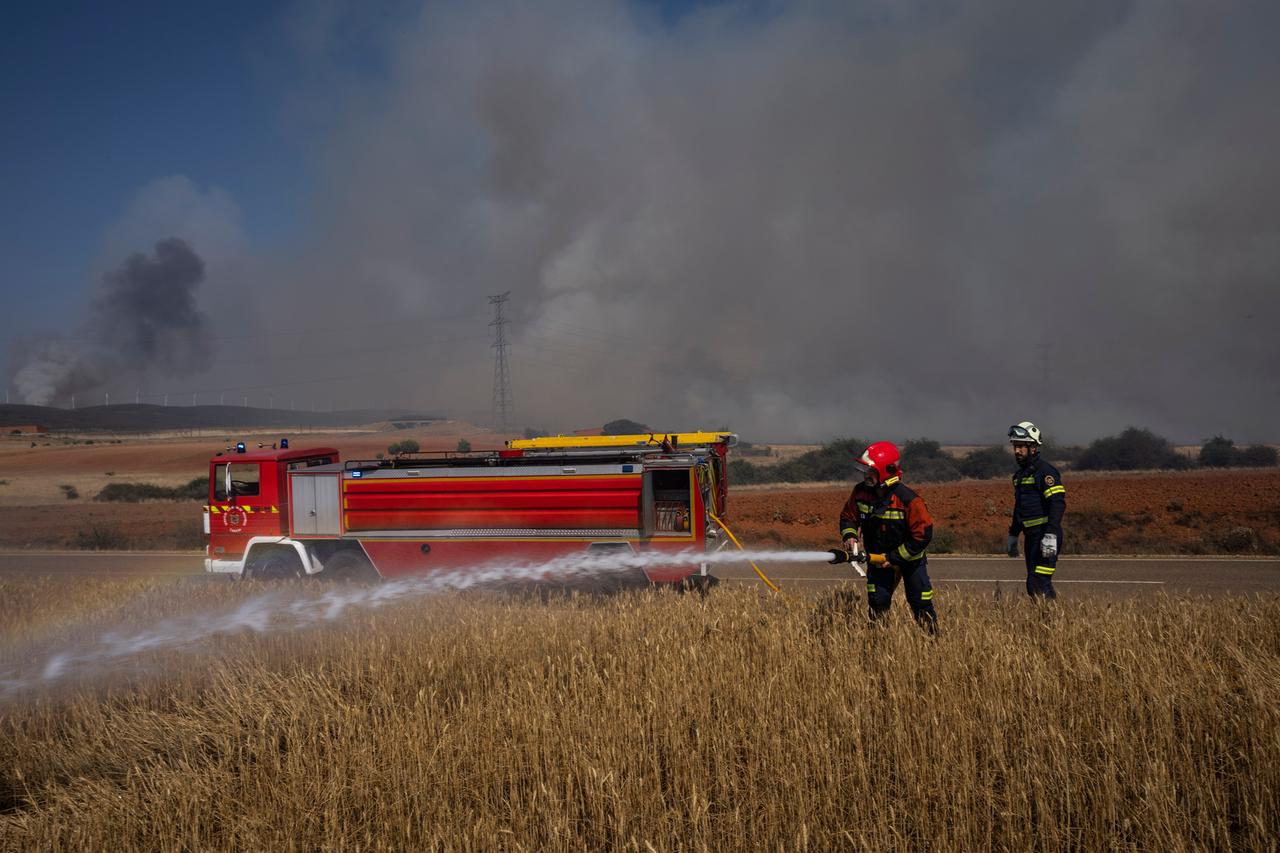 Feuerwehrleute beim Einsatz in einem Feld in Nordwestspanien