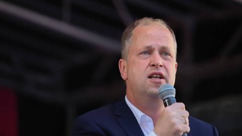 Das Foto Joachim Stamp (FDP) mit einem Mikrofon.