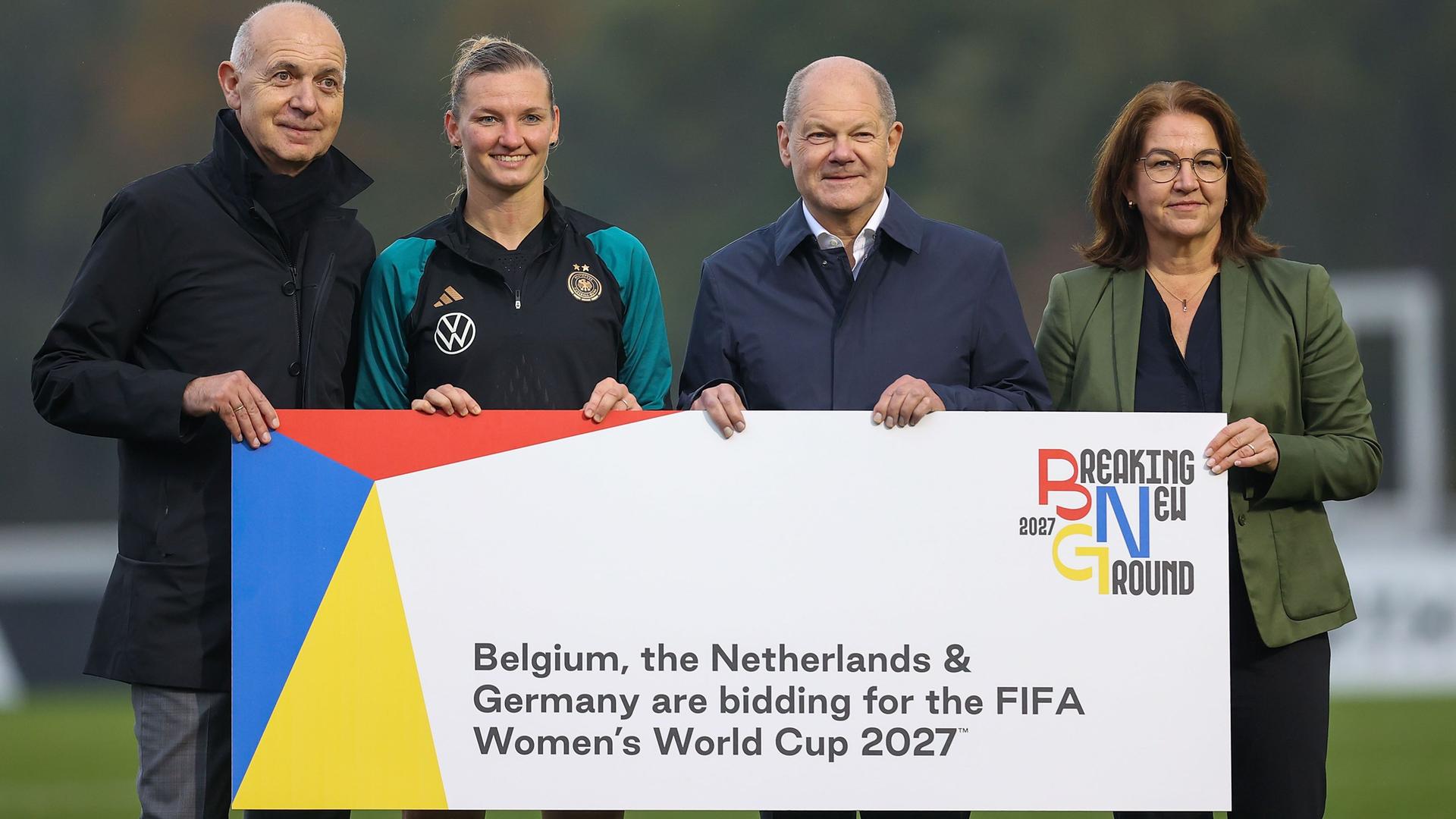 DFB Campus, Training der Deutschen Frauen Nationalmanschaft mit Interims-Bundestrainer Horst Hrubesch und besuch von Bundeskanzler Olaf Scholz v.l., DFB-Präsident Bernd Neuendorf, Alexandra Popp (Deutschland), Bundeskanzler Olaf Scholz und Generalsekretärin Heike Ullrich werben für die Frauen Fussball WM 2027. DFB Campus, Training der Deutschen Frauen Nationalmanschaft mit Interims-Bundestrainer Horst Hrubesch und besuch von Bundeskanzler Olaf Scholz v.l., DFB-Präsident Bernd Neuendorf, Alexandra Popp (Deutschland), Bundeskanzler Olaf Scholz und Generalsekretärin Heike Ullrich werben für die Frauen Fussball WM 2027.