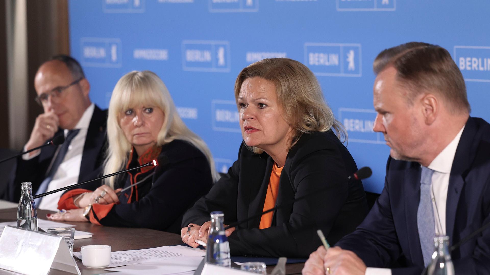 Berlin: Peter Beuth (CDU, l-r), Innenminister von Hessen, Iris Spranger (SPD), Berlins Innensenatorin, Nancy Faeser (SPD), Bundesinnenministerin, und Andy Grote (SPD), Hamburgs Innensenator, nehmen an einer Pressekonferenz nach dem Abschluss der Innenministerkonferenz (IMK) teil. Berlin: Peter Beuth (CDU, l-r), Innenminister von Hessen, Iris Spranger (SPD), Berlins Innensenatorin, Nancy Faeser (SPD), Bundesinnenministerin, und Andy Grote (SPD), Hamburgs Innensenator, nehmen an einer Pressekonferenz nach dem Abschluss der Innenministerkonferenz (IMK) teil.