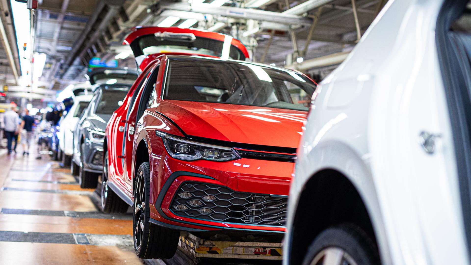 Mehrere Volkswagen Golf befinden sich im VW Werk in der Endmontage.