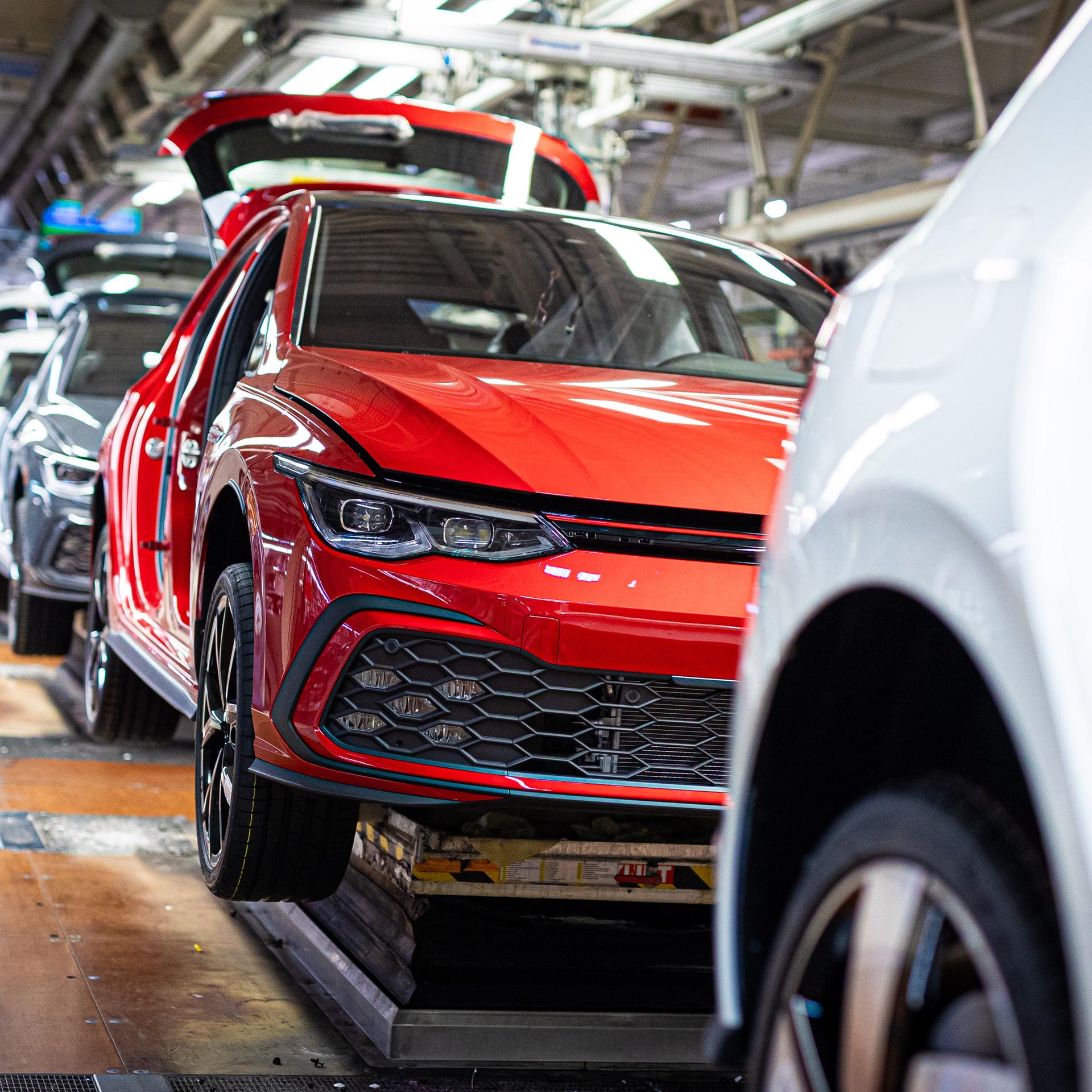 Mehrere Volkswagen Golf befinden sich im VW Werk in der Endmontage.