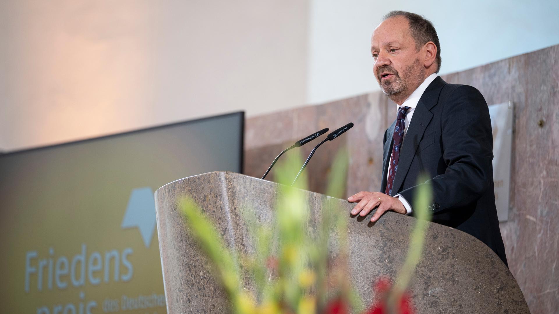 Der Preisträger des Friedenspreises des Deutschen Buchhandels, Philippe Sands, spricht an einem Rednerpult in der Frankfurter Paulskirche. 
