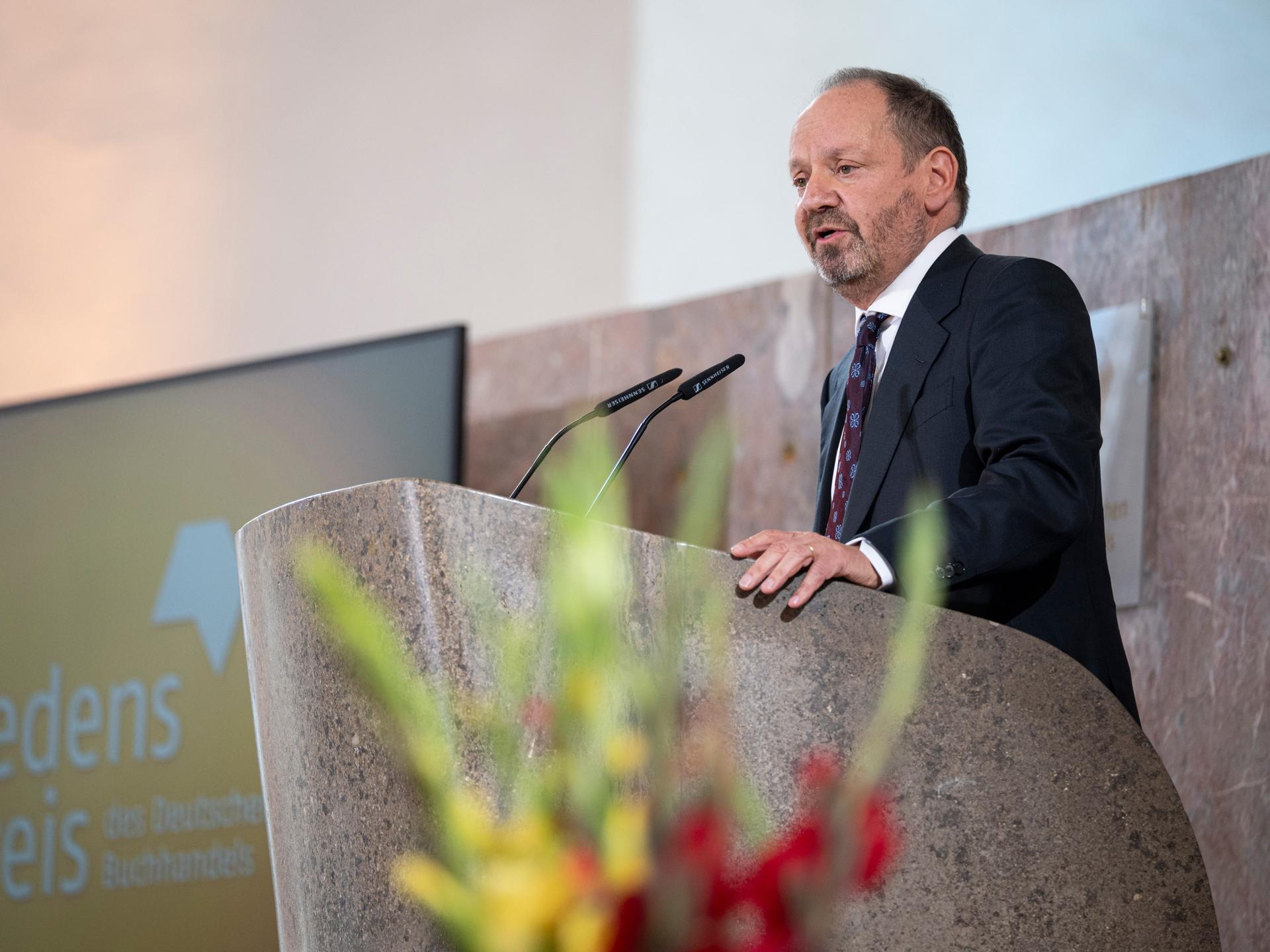 Der Preisträger des Friedenspreises des Deutschen Buchhandels, Philippe Sands, spricht an einem Rednerpult in der Frankfurter Paulskirche. 