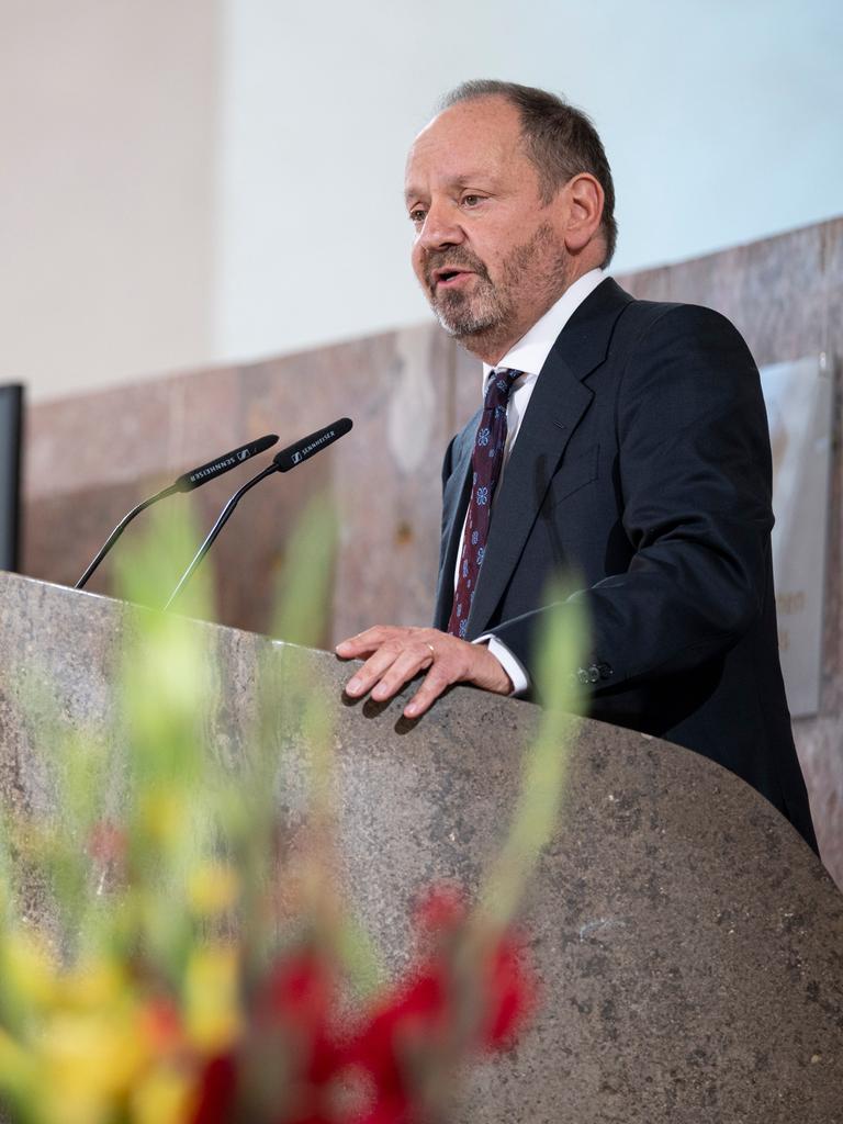 Der Preisträger des Friedenspreises des Deutschen Buchhandels, Philippe Sands, spricht an einem Rednerpult in der Frankfurter Paulskirche. 