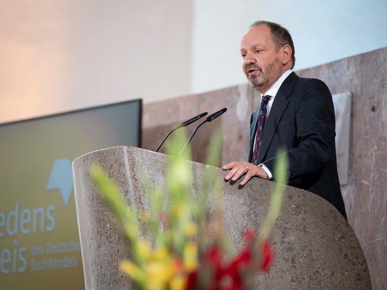 Der Preisträger des Friedenspreises des Deutschen Buchhandels, Philippe Sands, spricht an einem Rednerpult in der Frankfurter Paulskirche. 