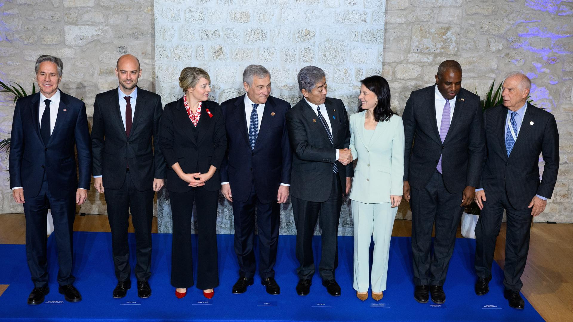 Die Sitzungsteilnehmer Blinken (l-r), USA, Barrot,Frankreich, Joly, Kanada, Tajani, Italien, Takeshi, Japan, Baerbock, Lammy, Großbritannien und Josep Borrell stehen zu Beginn des Treffens der G7-Außenminister beim Gruppenbild zusammen.