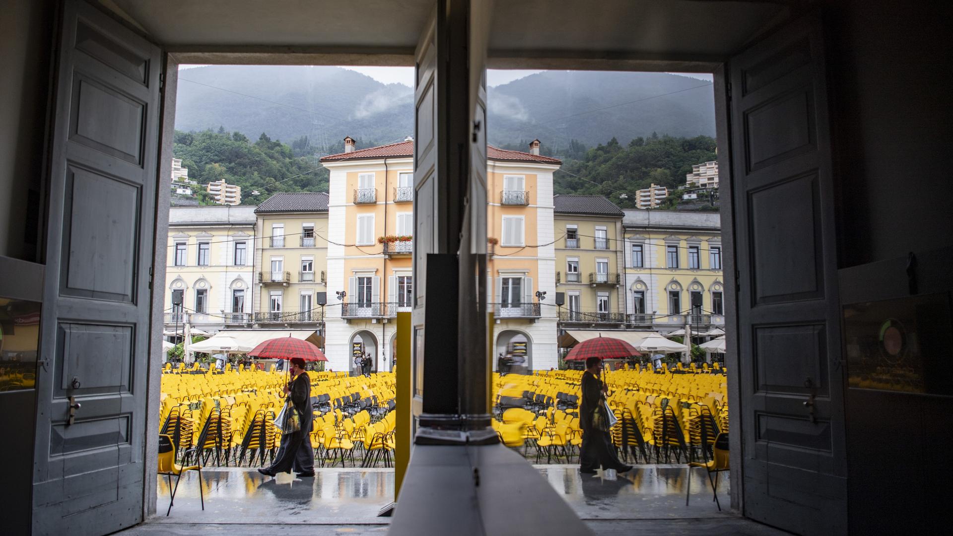 Die Piazza Grande mit hunderten gelben Stühlen beim Internationalen Locarno Filmfestival im schweizerischen Locarno