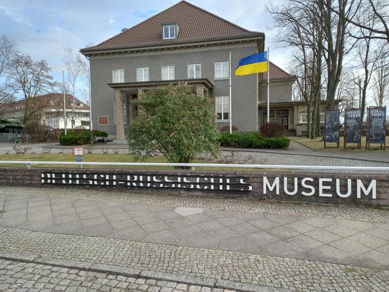 Das Gebäude des Deutsch-Russischen Museums in Berlin-Karlshorst. Das Museum hat aus Solidarität mit der Ukraine und als Zeichen gegen den russischen Angriff auf das Land das "Deutsch-Russisches" im Namenszug durchgestrichen.