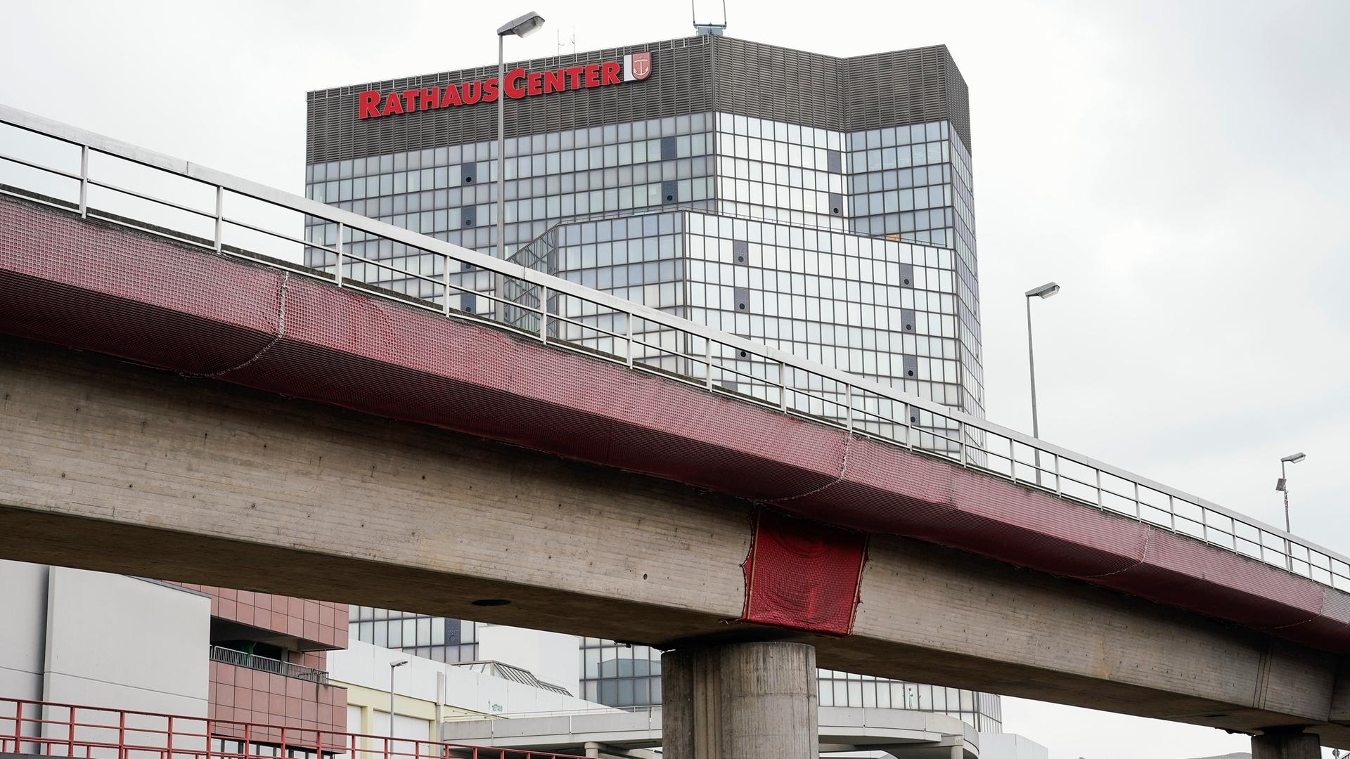 Das Rathaus Center in Ludwigshafen steht hinter einem Teilstück der mit roten Netzen gesicherten Hochstraße Nord, 2023 Das Rathaus Center in Ludwigshafen steht hinter einem Teilstück der mit roten Netzen gesicherten Hochstraße Nord, 2023