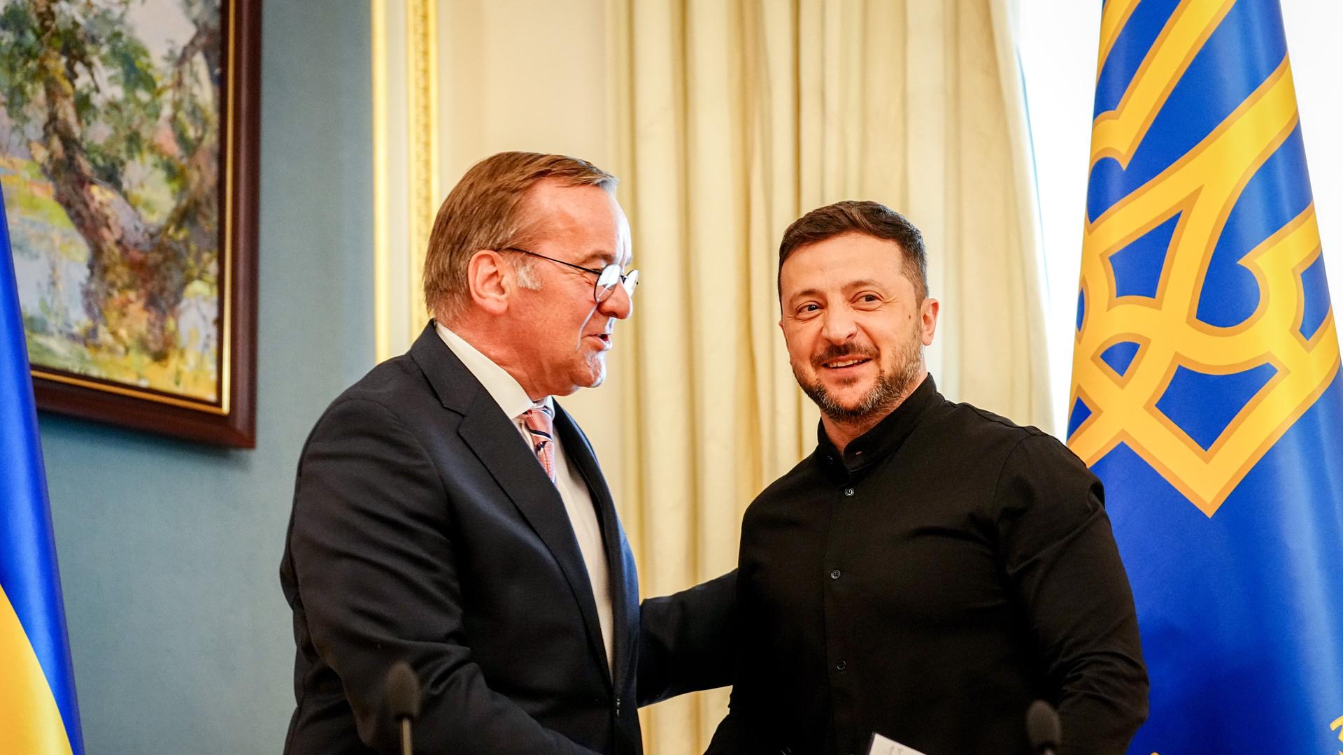 Boris Pistorius (l, SPD), Bundesminister der Verteidigung, und Wolodymyr Selenskyj, Präsident der Ukraine, stehen nebeneinander und geben eine Pressekonferenz