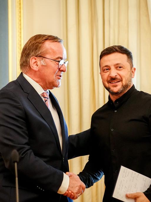 Boris Pistorius (l, SPD), Bundesminister der Verteidigung, und Wolodymyr Selenskyj, Präsident der Ukraine, stehen nebeneinander und geben eine Pressekonferenz