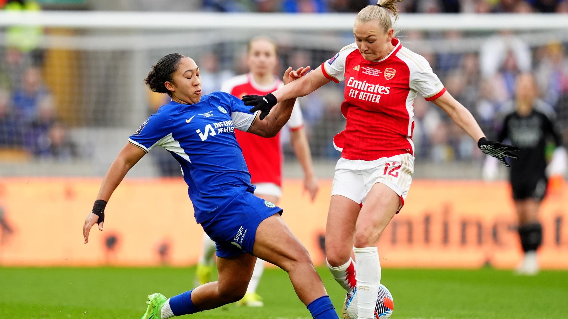Arsenals Frida Maanum (rechts) kämpft mit Chelseas Lauren James um den Ball im Finale des englischen Ligapokals. Arsenals Frida Maanum (rechts) kämpft mit Chelseas Lauren James um den Ball im Finale des englischen Ligapokals.