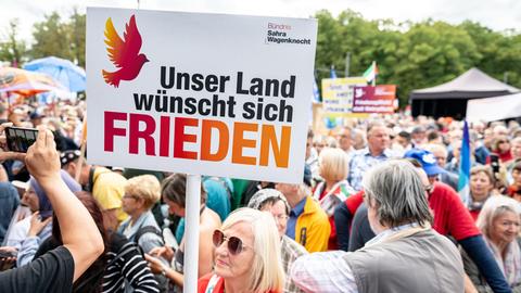 Ein Schild mit der Aufschrift "Unser Land wünscht sich Frieden" ist bei der Demonstration unter dem Motto "Stoppt den Völkermord in Gaza! Keine Waffen in Kriegsgebiete! Frieden statt Wettrüsten!" in Berlin zu sehen. 