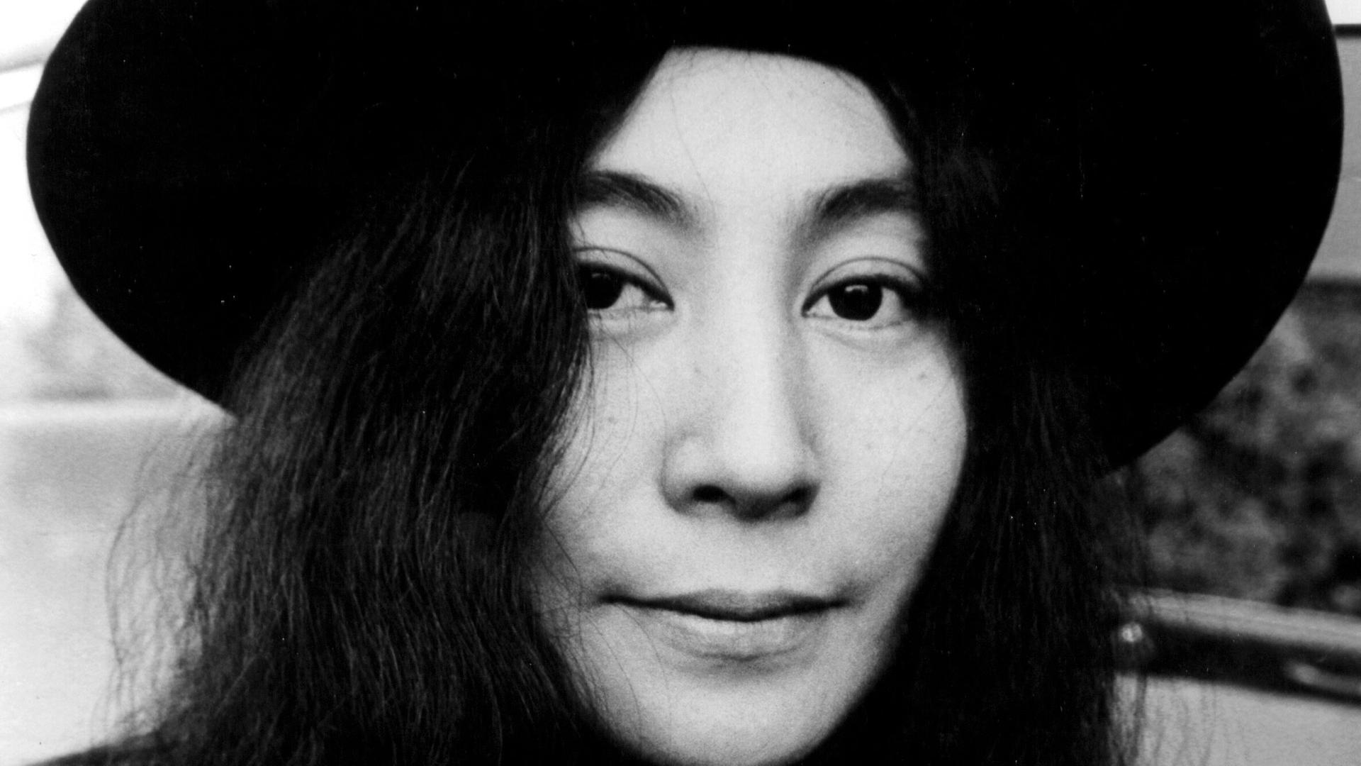 Schwarzweißaufnahme von Yoko Ono