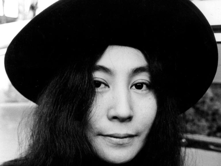 Schwarzweißaufnahme von Yoko Ono