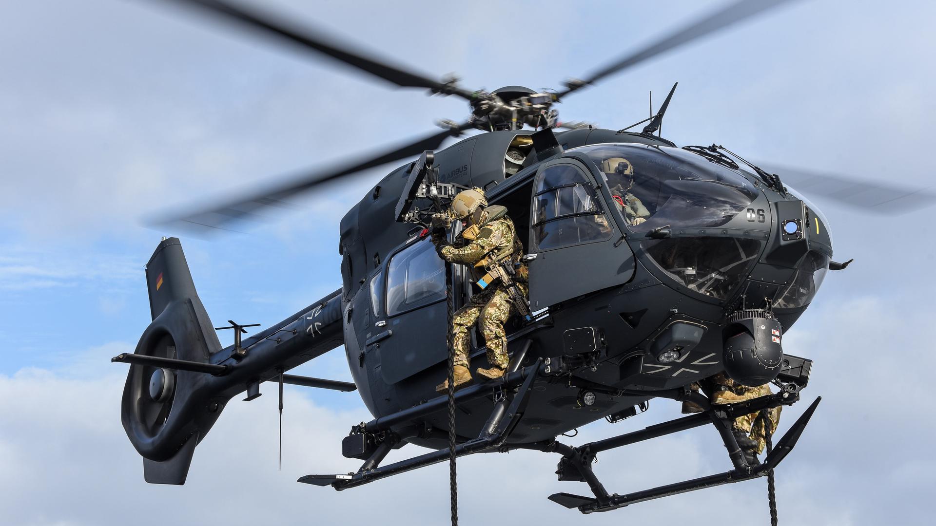 Fliegender Airbus Helicopter H145M mit Soldaten