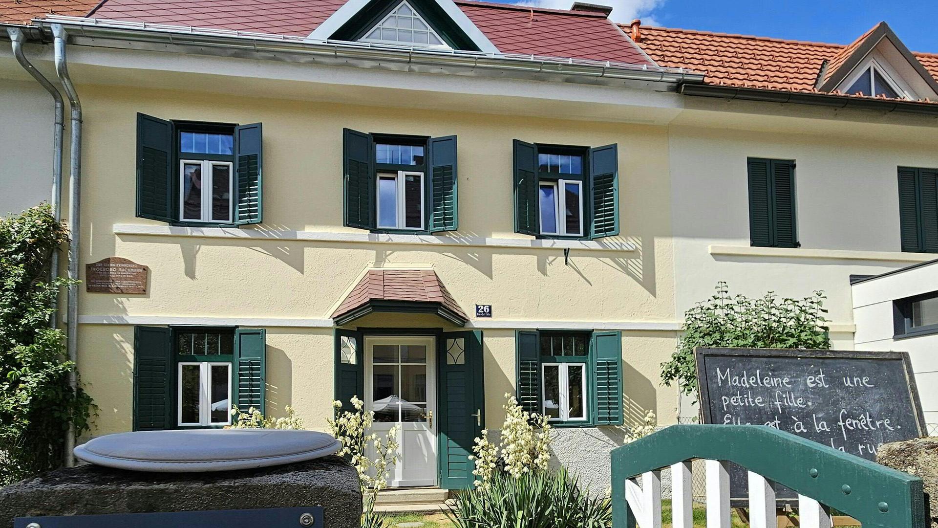 Das Foto zeigt das Elternhaus von Ingeborg Bachmann, in dem die 1973 gestorbene Dichterin einen Großteil ihrer Kindheit und Jugend verbracht hat - FOTO: APA/SONJA HARTER - 20250627_PD6143 Das Foto zeigt das Elternhaus von Ingeborg Bachmann, in dem die 1973 gestorbene Dichterin einen Großteil ihrer Kindheit und Jugend verbracht hat - FOTO: APA/SONJA HARTER - 20250627_PD6143