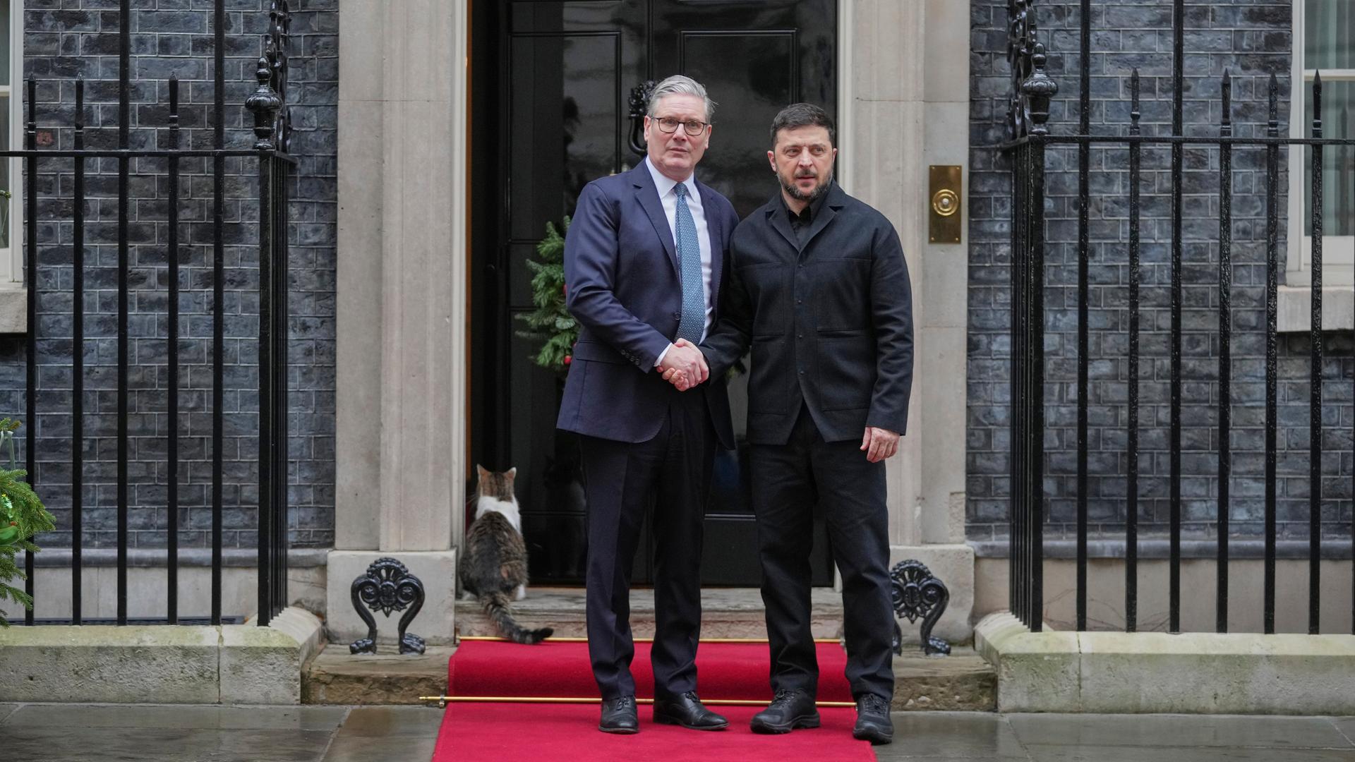 Der ukrainische Präsident Selenskyj wird von Premierminister Starmer vor der Downing Street 10 begrüßt.