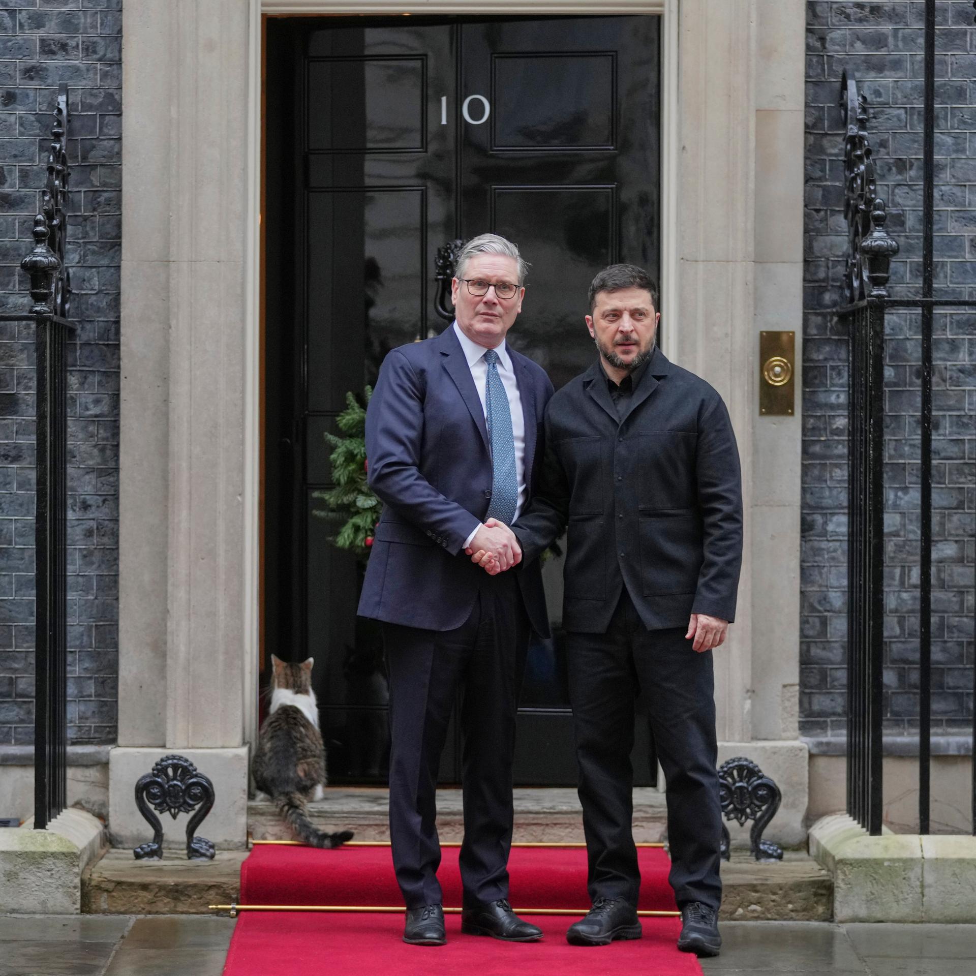 Der ukrainische Präsident Selenskyj wird von Premierminister Starmer vor der Downing Street 10 begrüßt.