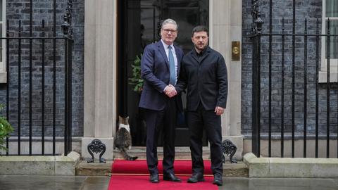 Der ukrainische Präsident Selenskyj wird von Premierminister Starmer vor der Downing Street 10 begrüßt.