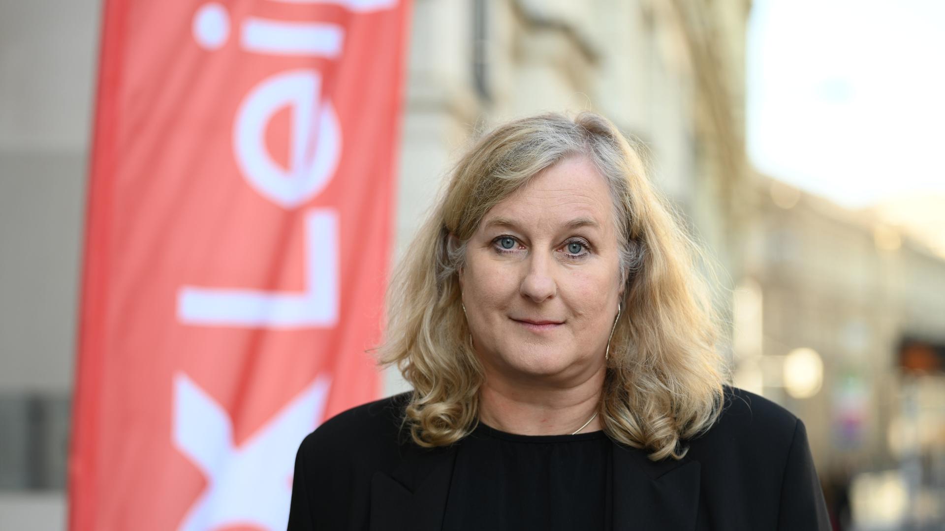 Ola Staszel, die neue Leiterin des Dokumentarfilm-Festivals DOK Leipzig, steht vor einem Gebäude. Ola Staszel, die neue Leiterin des Dokumentarfilm-Festivals DOK Leipzig, steht vor einem Gebäude.