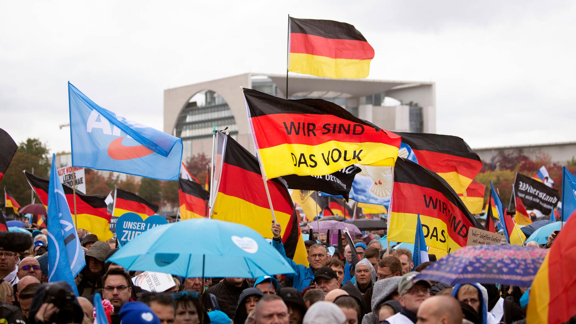 Deutschlandflaggen mit dem Slogan "Wir sind das Volk" auf einer AfD-Demo in Berlin.