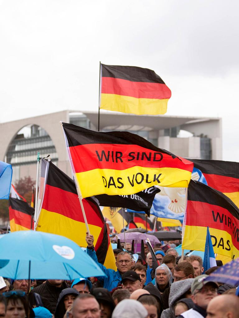 Deutschlandflaggen mit dem Slogan "Wir sind das Volk" auf einer AfD-Demo in Berlin.