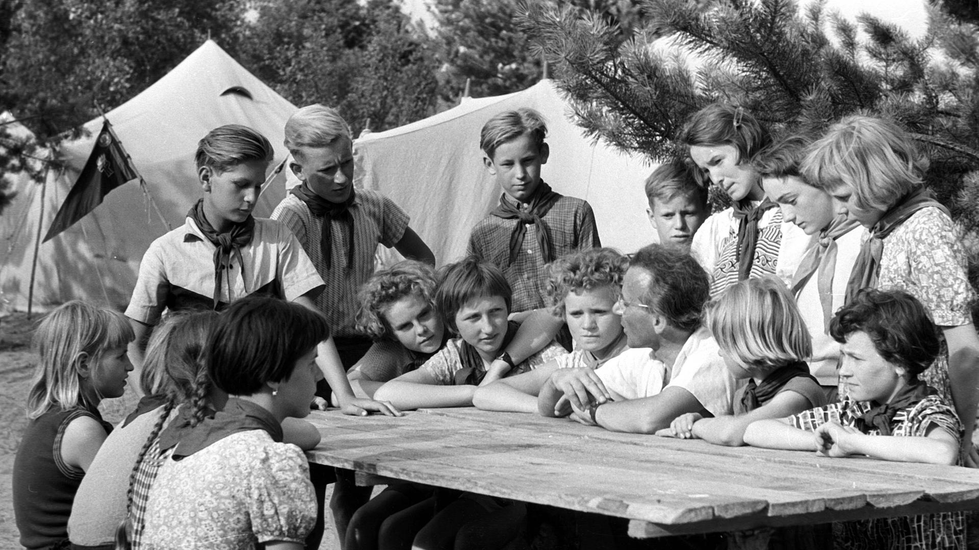 Kinder, die Mitglieder der "Jungen Pioniere" sind, in einem Ferienlager 1958 in der DDR. 