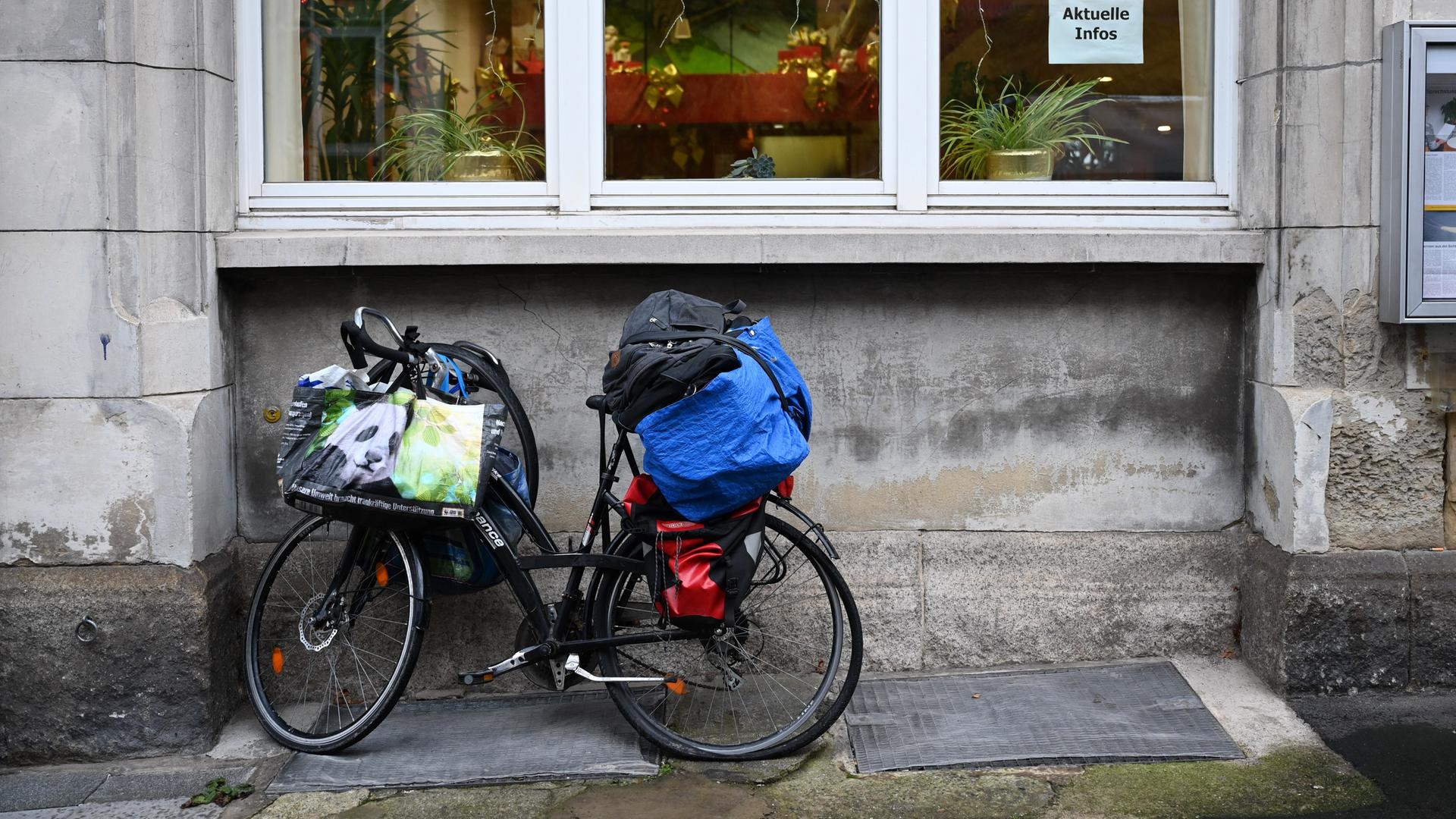 Das mit Habseligkeiten bepackte Rad eines Wohnungslosen steht vor der Tagesaufenthaltsstätte Panama der Sozialen Hilfe e.V. Kassel. Das mit Habseligkeiten bepackte Rad eines Wohnungslosen steht vor der Tagesaufenthaltsstätte Panama der Sozialen Hilfe e.V. Kassel.