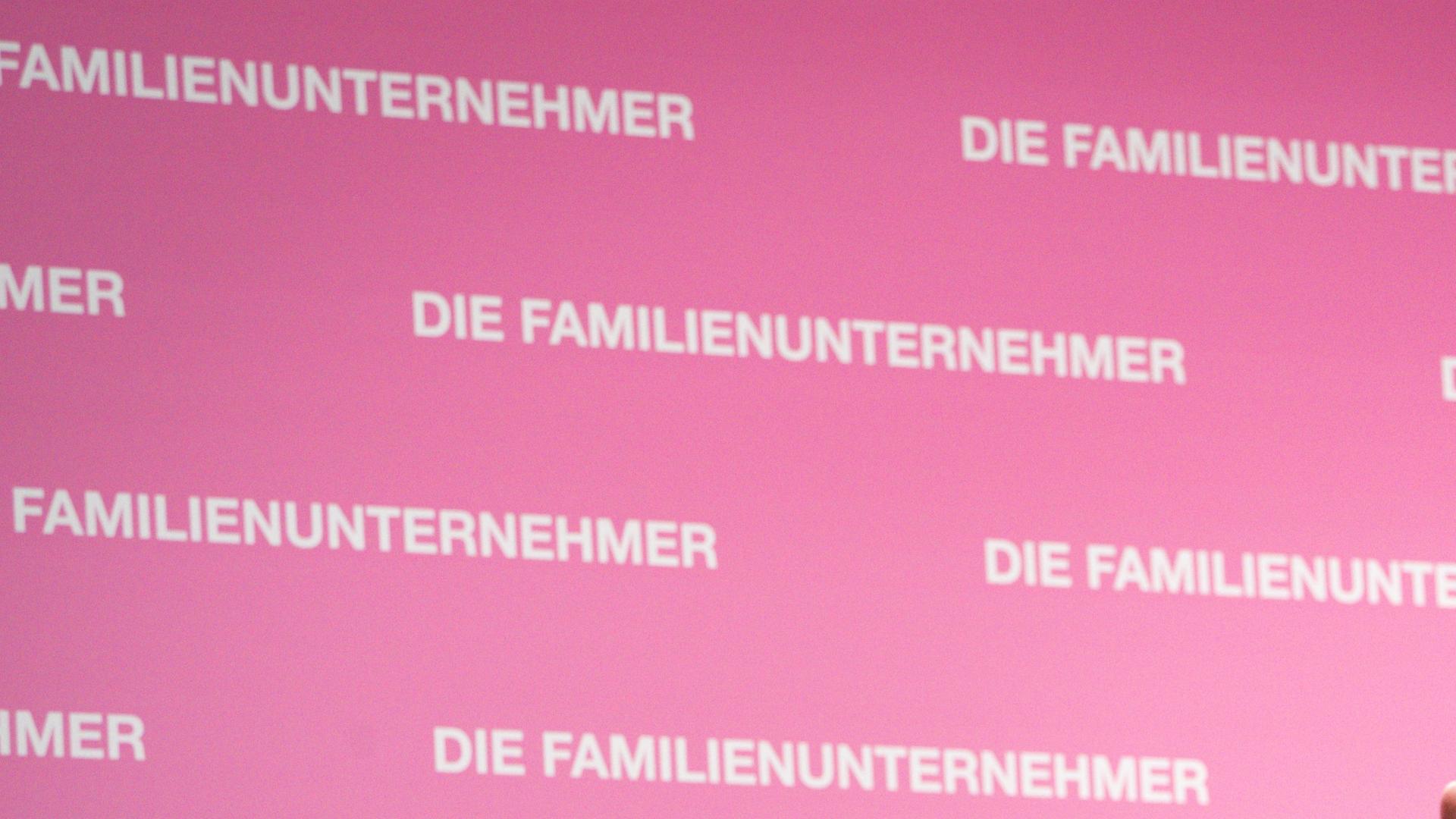 Das Foto zeigt das Logo des Verbandes der Familienunternehmer.