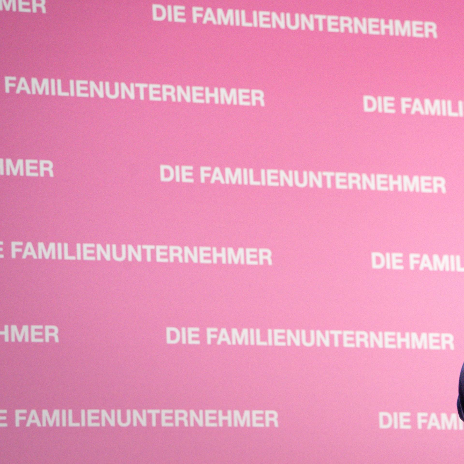 Unternehmerverband - Bundestag sollte Sommerpause ausfallen lassen