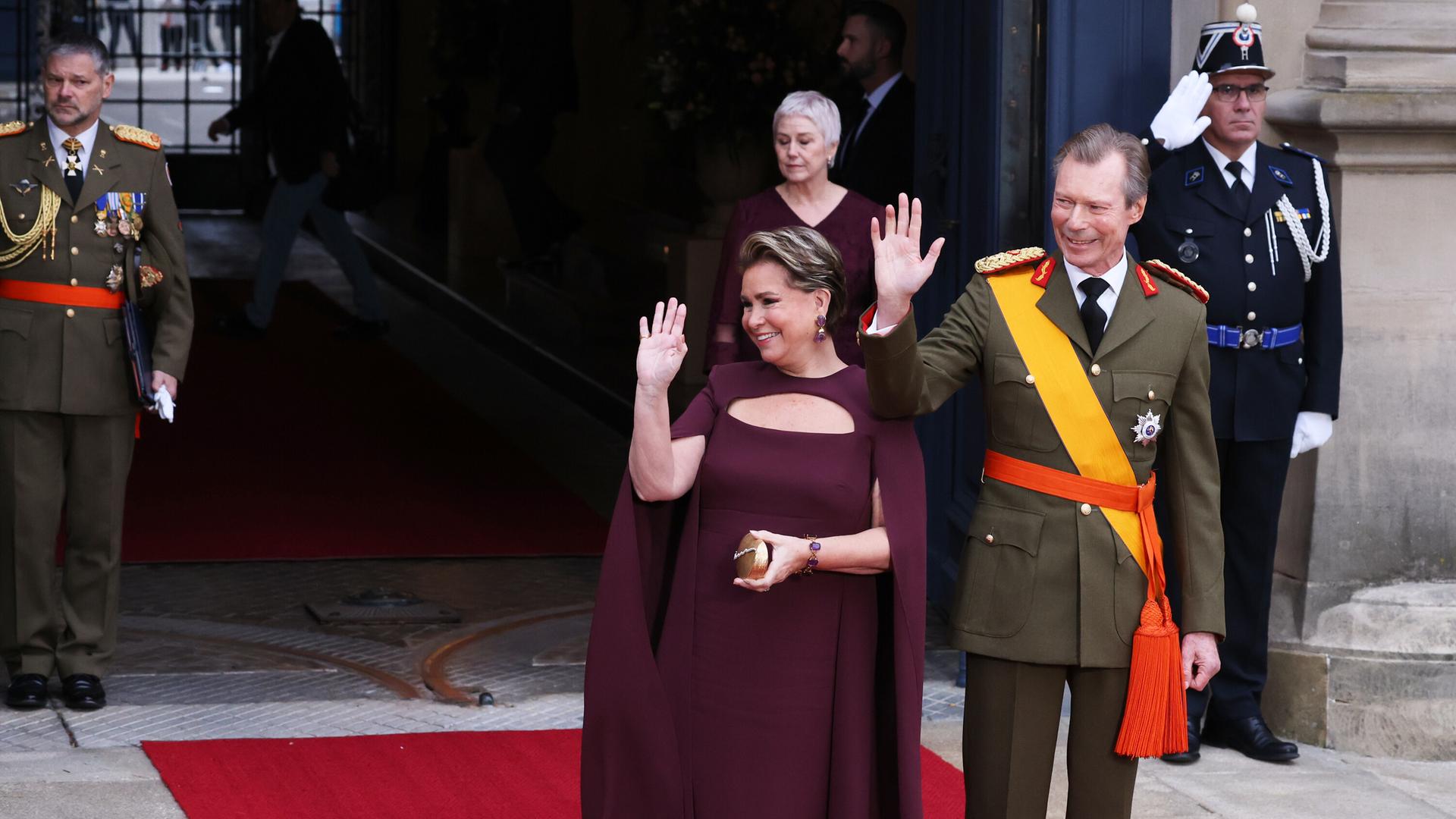 Luxemburgs ehemaliger Großherzog Henri und seine Frau Maria Teresa winken. 