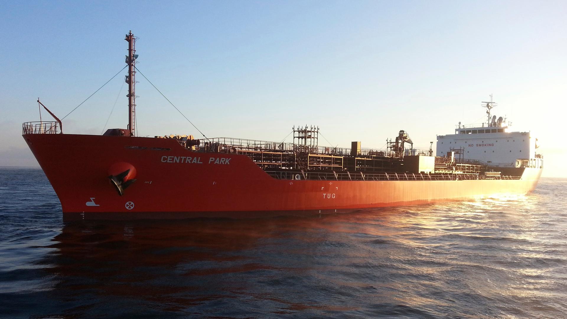 Der Tanker "Central Park" auf dem Wasser. Der Tanker "Central Park" auf dem Wasser.