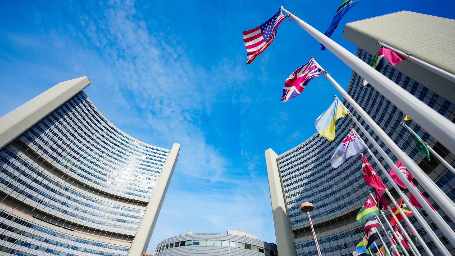 Flaggen vor dem UNO-Gebäude in Wien.