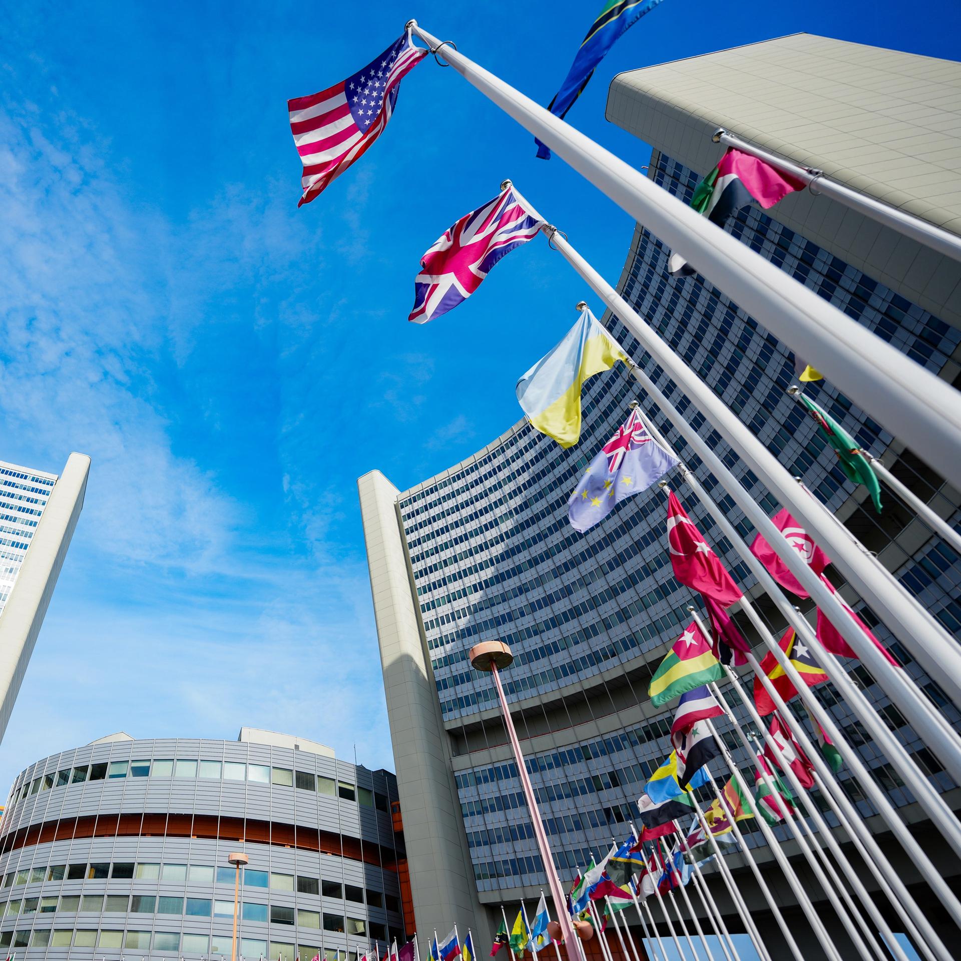 Flaggen vor dem UNO-Gebäude in Wien.