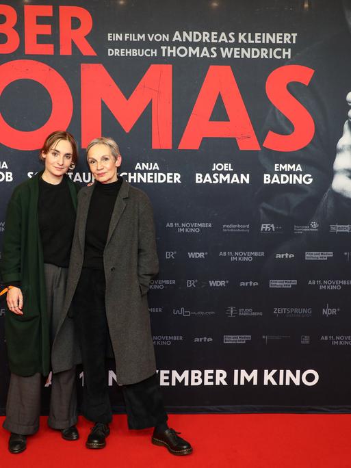 Marion Brasch und Tochter Lena Premiere Lieber Thomas im Kino international in Berlin Copyright: Eventpress SD Datum 03.11.2021 Premiere Lieber Thomas im Kino international in Berlin